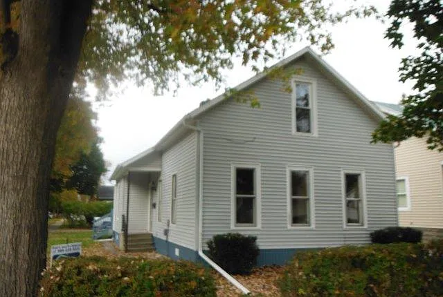 900 Main St photo 1