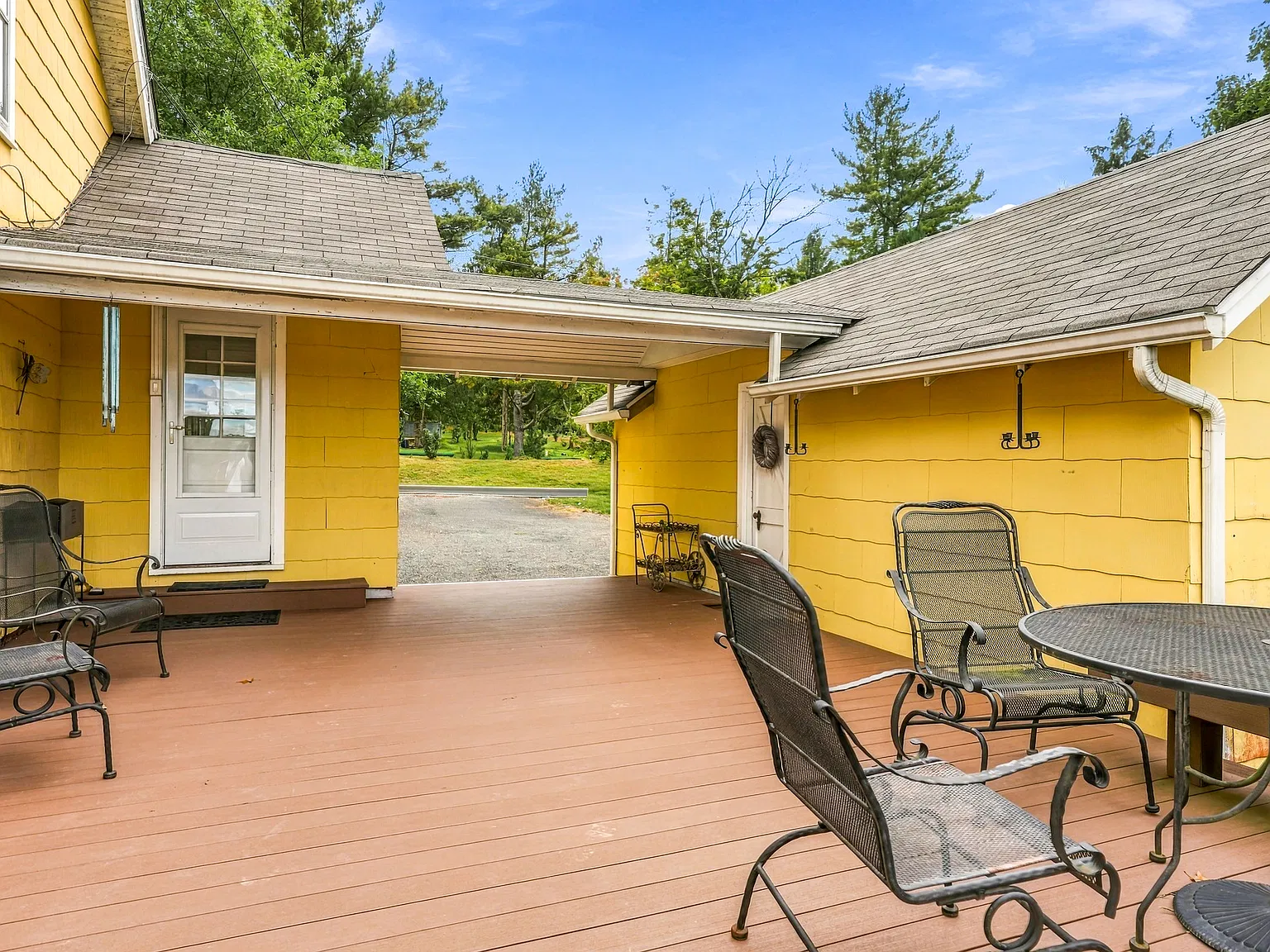 4 bed, 2200 sqft, $4,900 — Photo 4