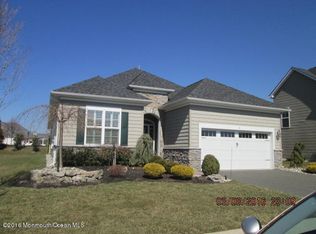 6 E Raphael Ln, Farmingdale, NJ 07727