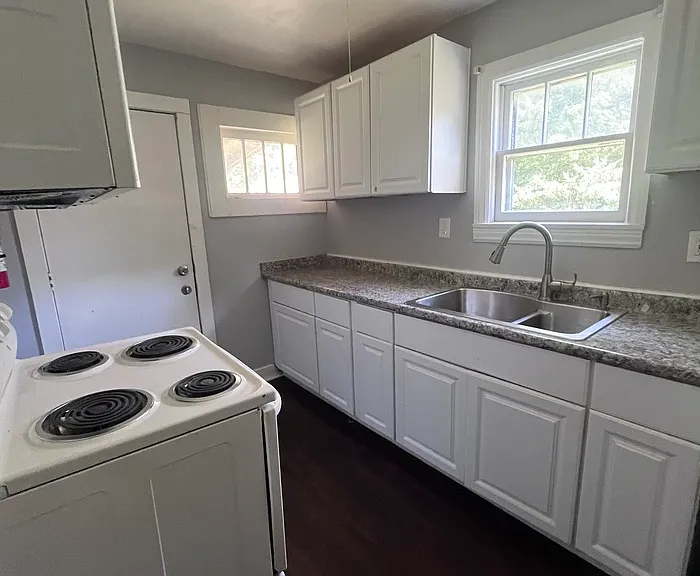 636 Florence St — Photo 9