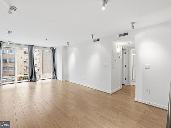 3rd image of 1423 Newton St NW APT 303