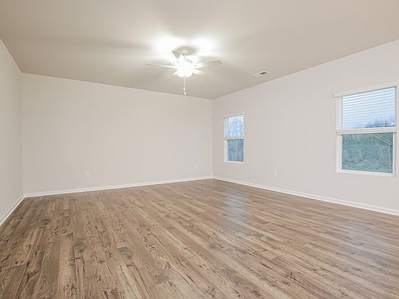 4th image of 448 Hallingsfield Way