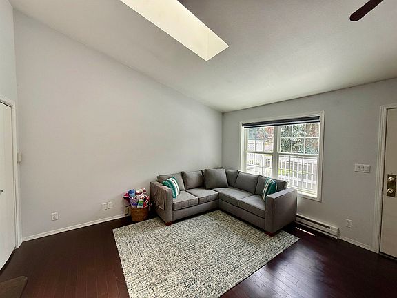 5th image of 102 Spruce Ct
