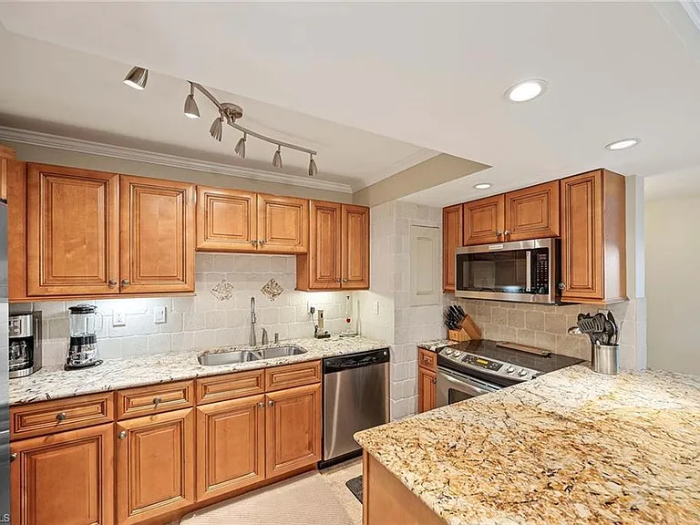 3443 Gulf Shore Blvd N #808 — Photo 14