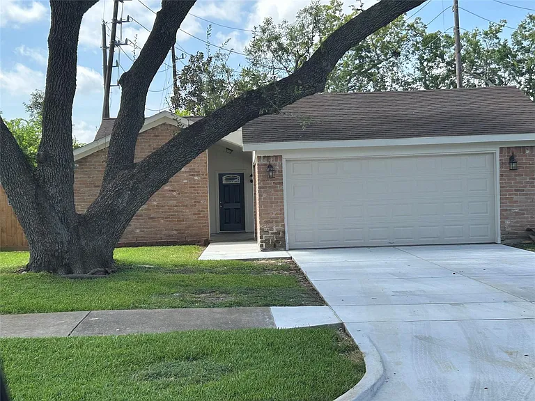 14207 Greenway Dr — Photo 1