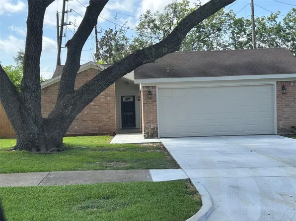 14207 Greenway Dr, Sugar Land, TX 77498