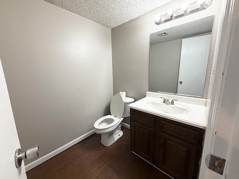 207 White Oak Dr NE #B — Photo 5