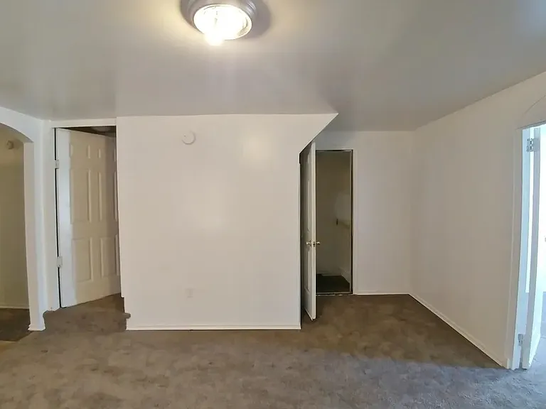 562-564 W Market St #A — Photo 13