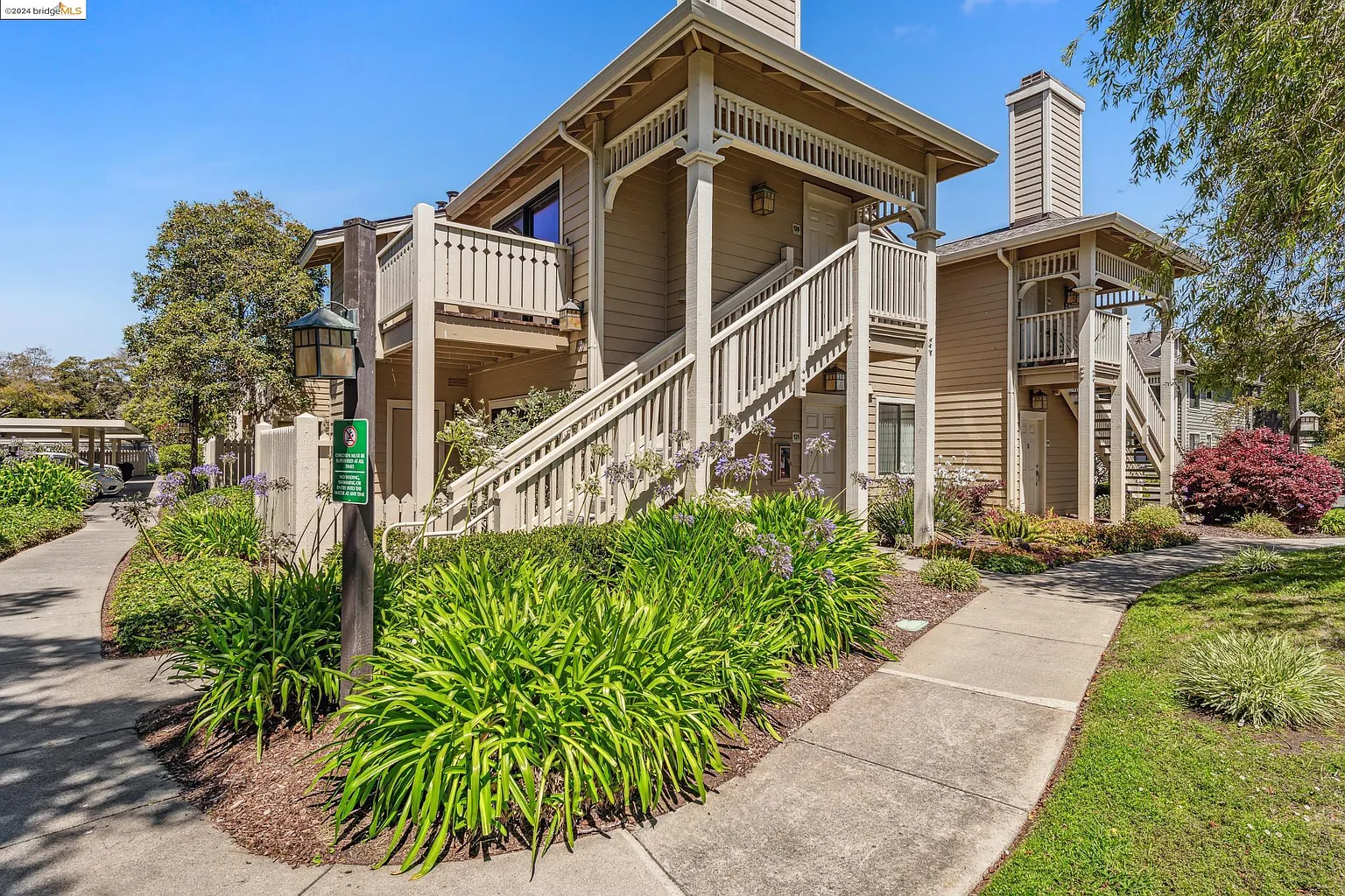 121 Lakeshore Ct photo 1