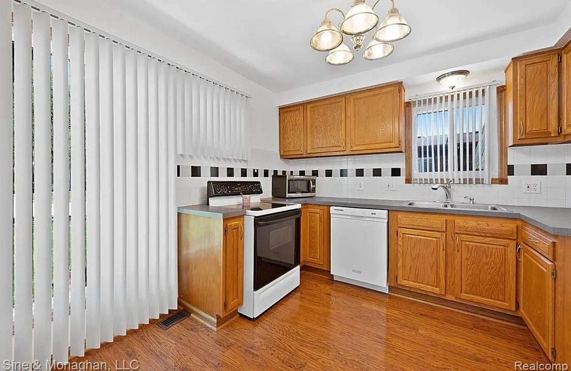 3 bed, 1053 sqft, $1,650 — Photo 3