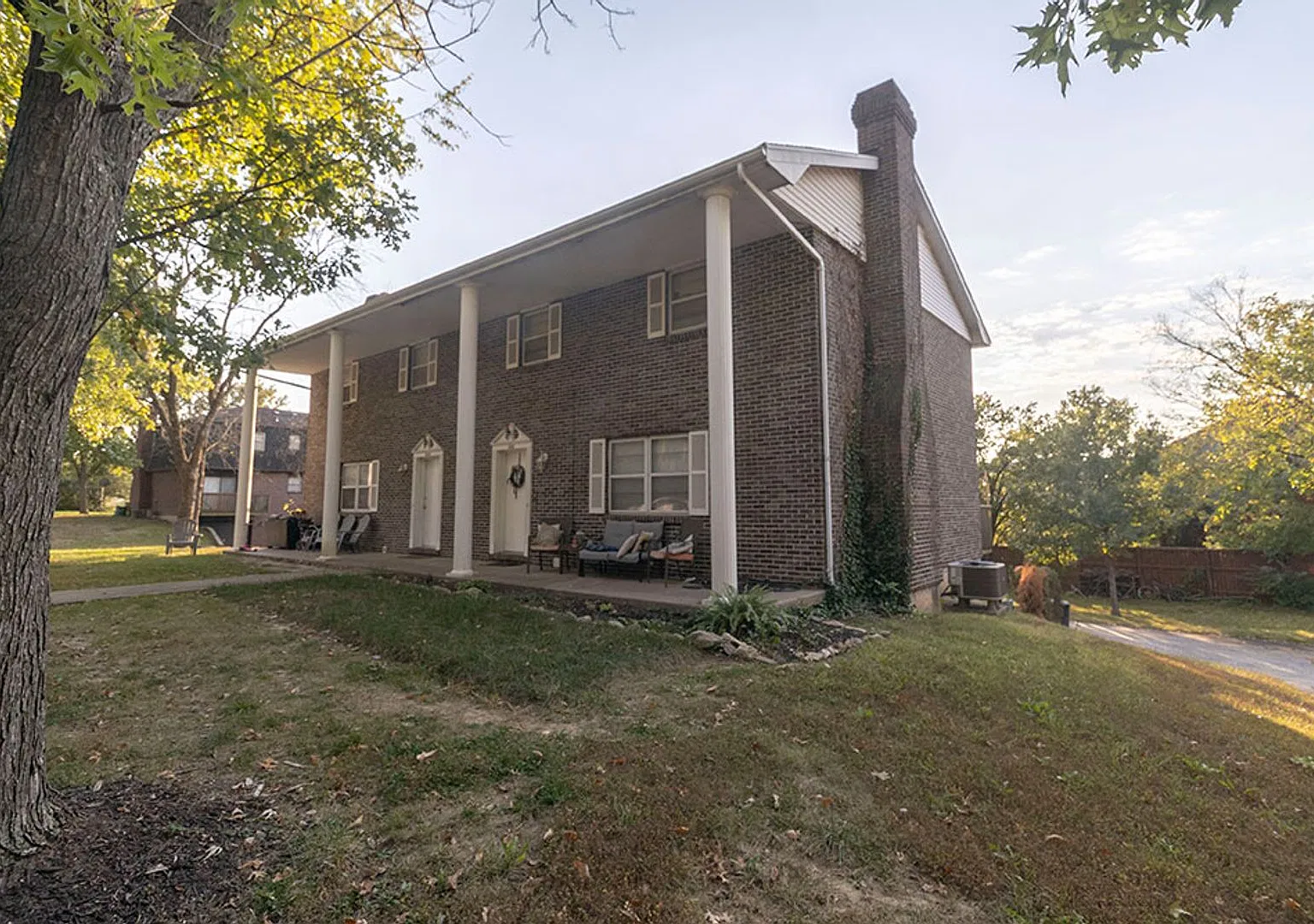 Spacious 3 bedroom Duplex — Photo 2