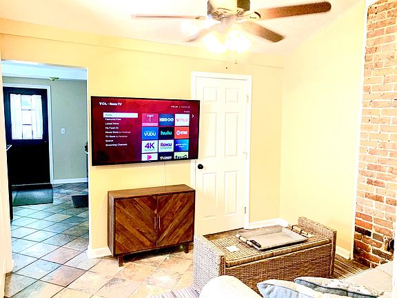 2nd image of 2420 Laurel St #2420