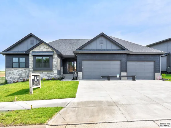 21802 Parkview Dr, Gretna, NE 68028