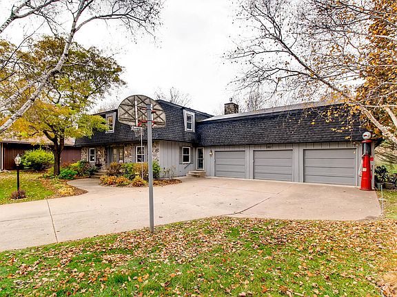 2nd image of 1821 Twin Circle Dr