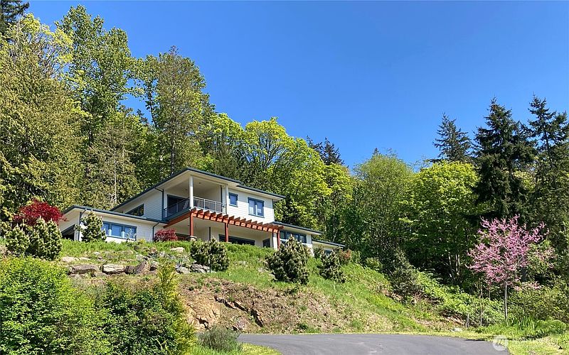 2nd image of 820 Chuckanut Drive