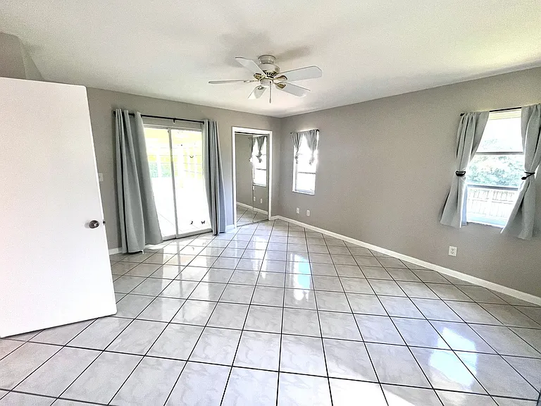 1385 Illinois Dr — Photo 5