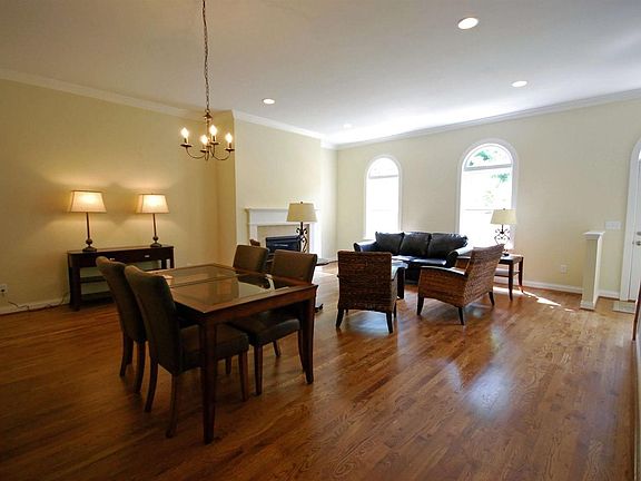 5th image of 577 Delta Ave Unit B