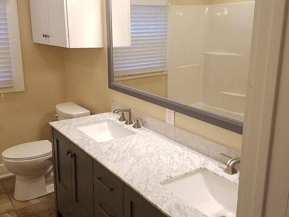 Double vanity in the bathroom. Tub-shower combo