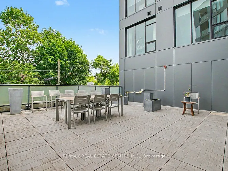 690 King St W #101 — Photo 29