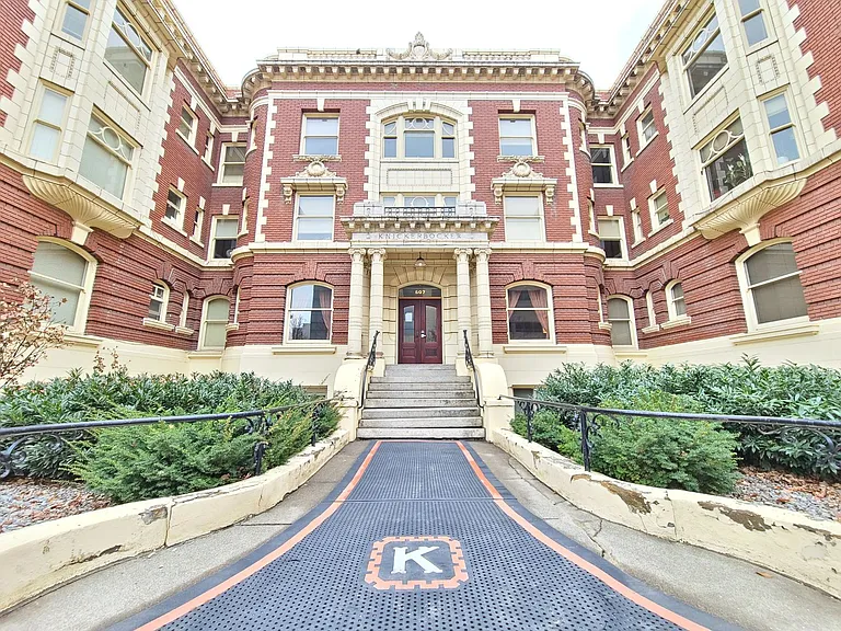 Knickerbocker Apartments — Photo 33