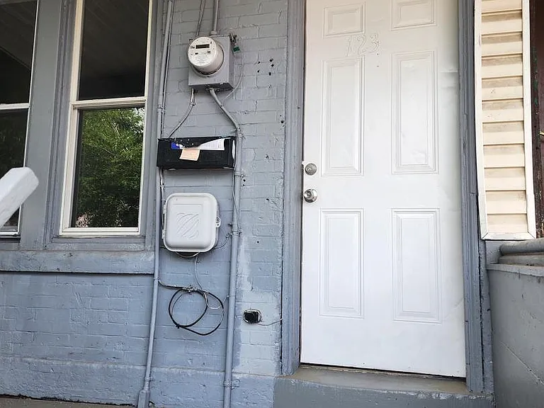 123 Ward Ave — Photo 1