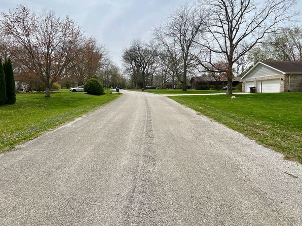 43 Glenn Dr, Monticello, IL 61884