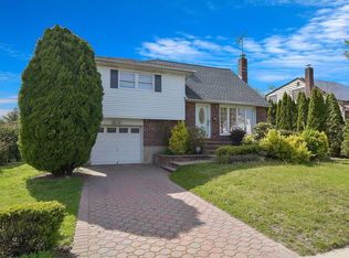 8 Ann Rose St, Massapequa, NY 11758