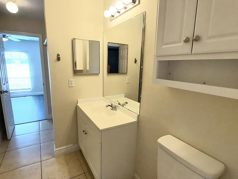 18 NW 29th Pl — Photo 14