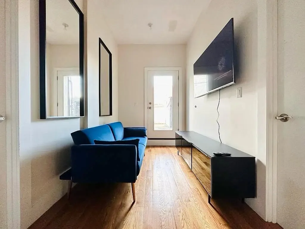 7 bed, 6.0 bath, 100 sqft, $980 — Photo 4