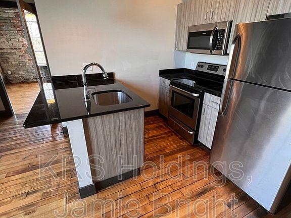 3rd image of 123 Pine St Unit 32