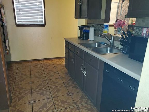 5th image of 430 Forrest Oaks Dr
