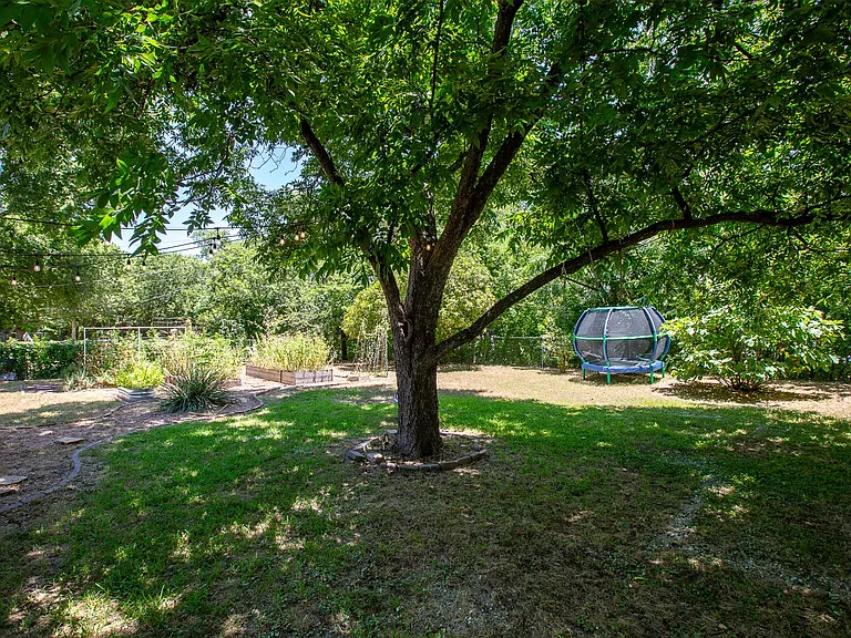 8511 Jamestown Dr — Photo 20