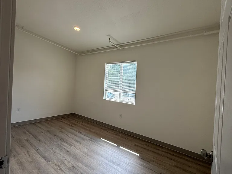 324 W King St — Photo 25