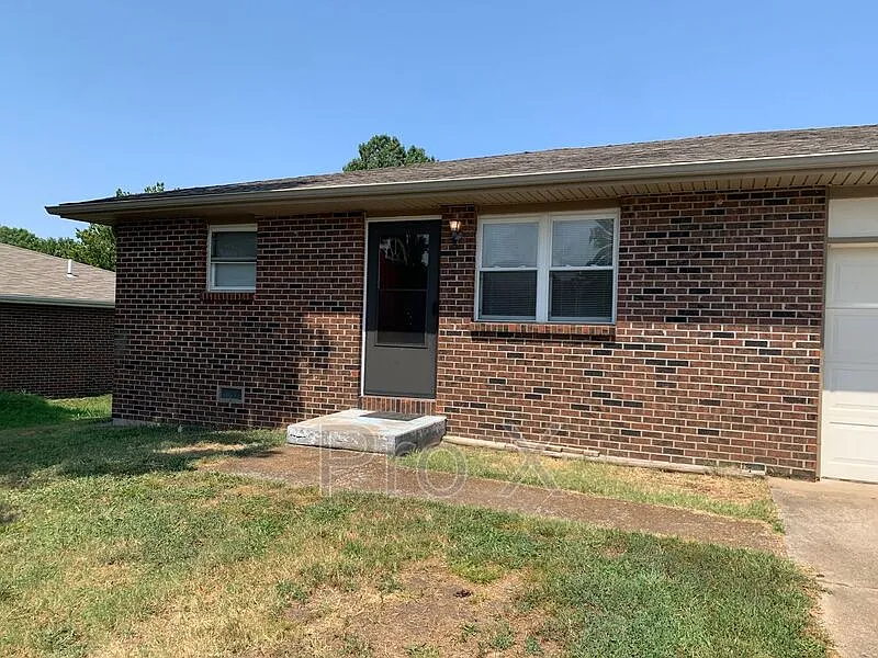 2 bed, 1.0 bath, $900 — Photo 2