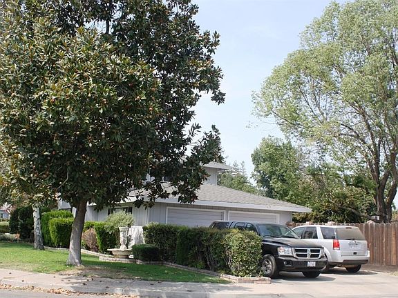Corner with garage on the side of the house