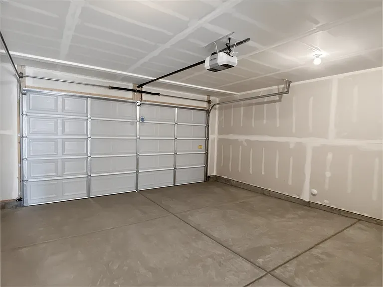 138 E Crown Point Dr — Photo 16