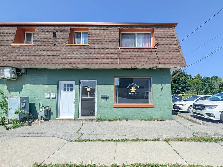 320 Thorold Rd — Photo 2