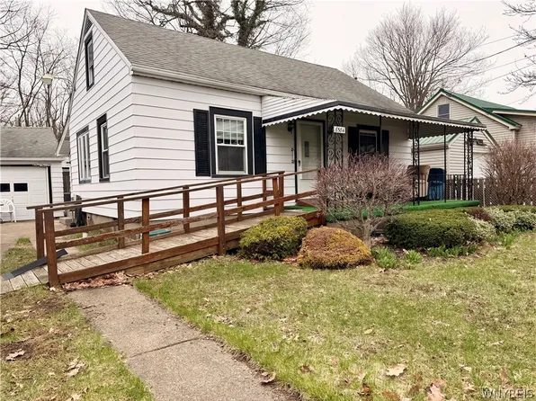 6584 Hamilton Dr, Derby, NY 14047