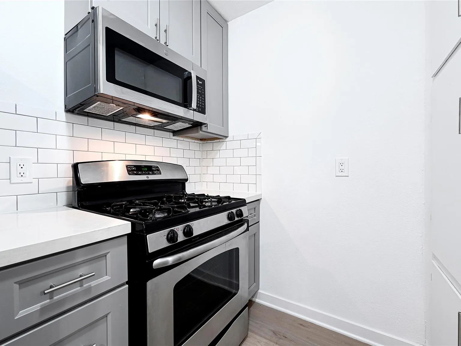 2 bed, 1.0 bath, 925 sqft, $1,399 — Photo 3