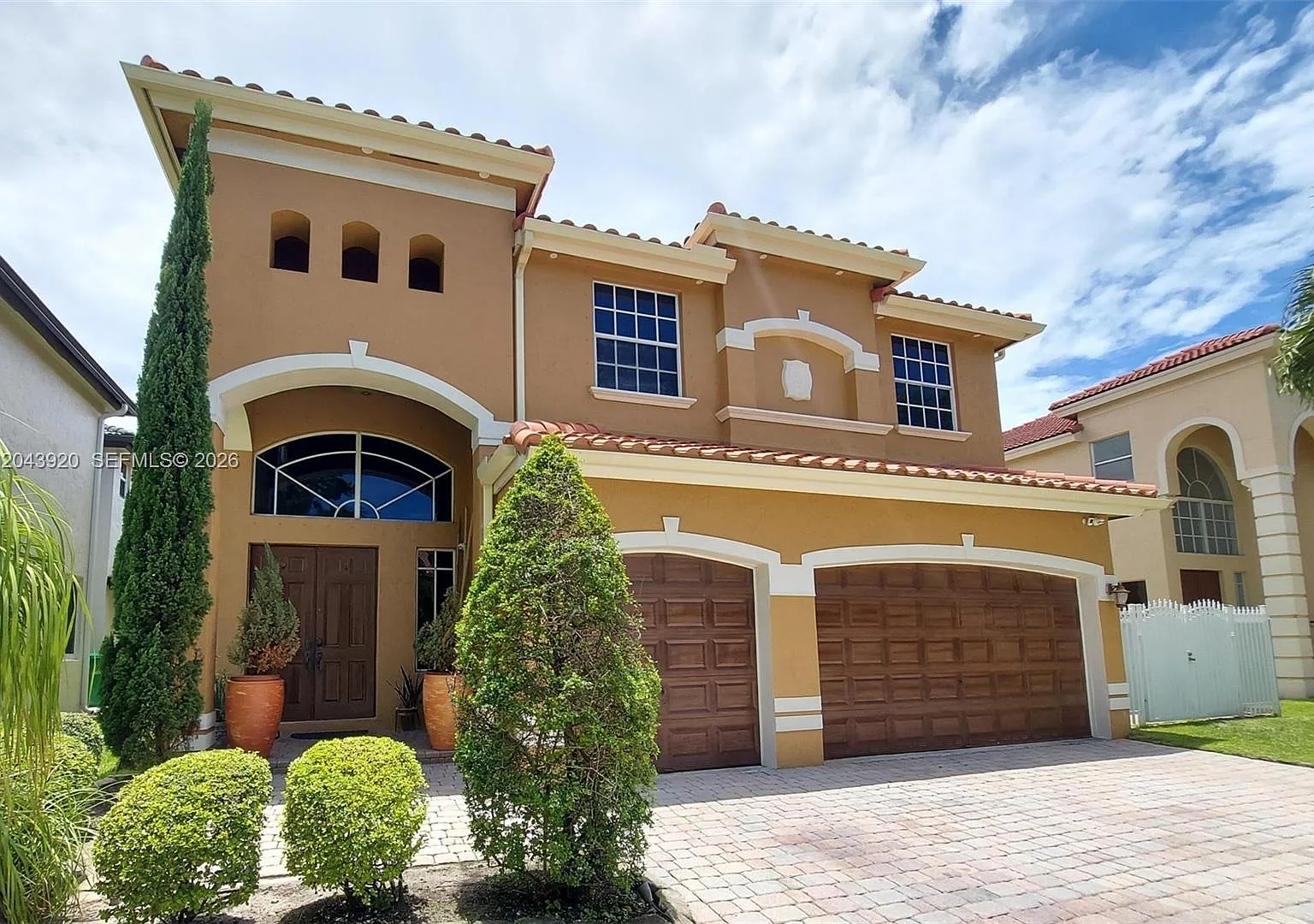 5 bed, 3125 sqft, $5,200 — Photo 1