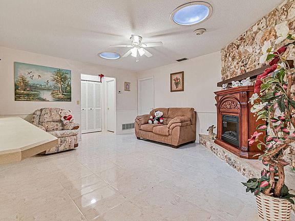 5th image of 971 Sandle Wood Dr