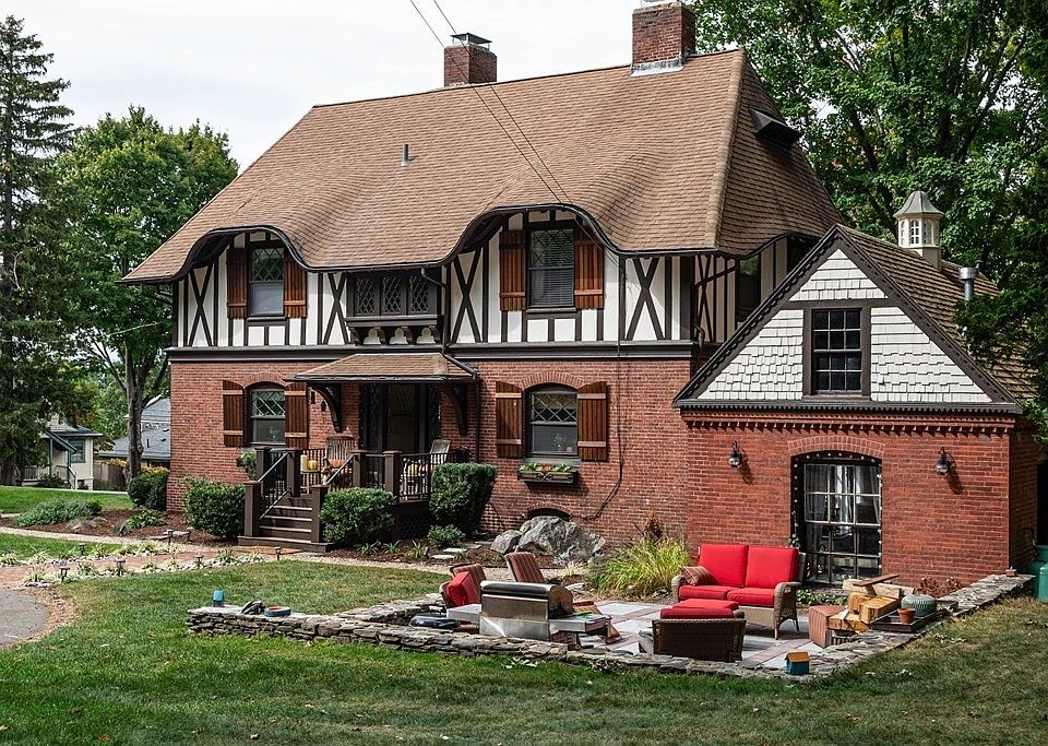 1st image of 10 Hemenway Dr