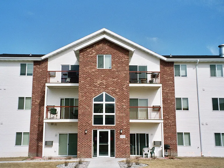 Central Park Apartments — Photo 1