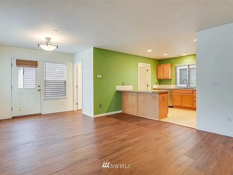 1295 Hudson St — Photo 4