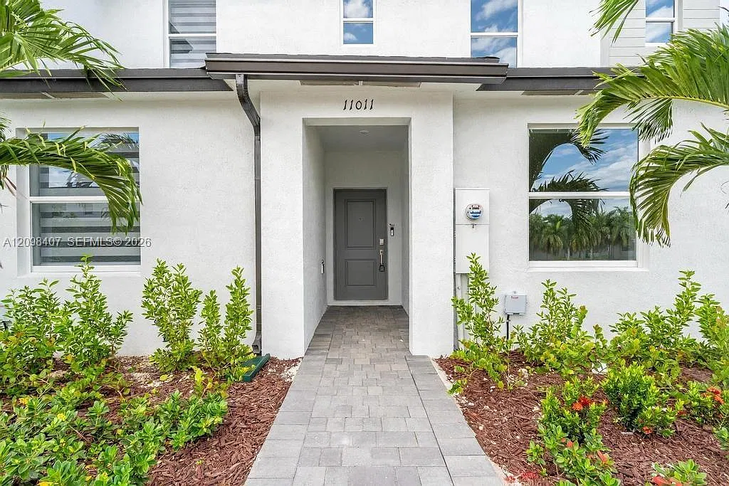 3 bed, 2.0 bath, $3,100 — Photo 1