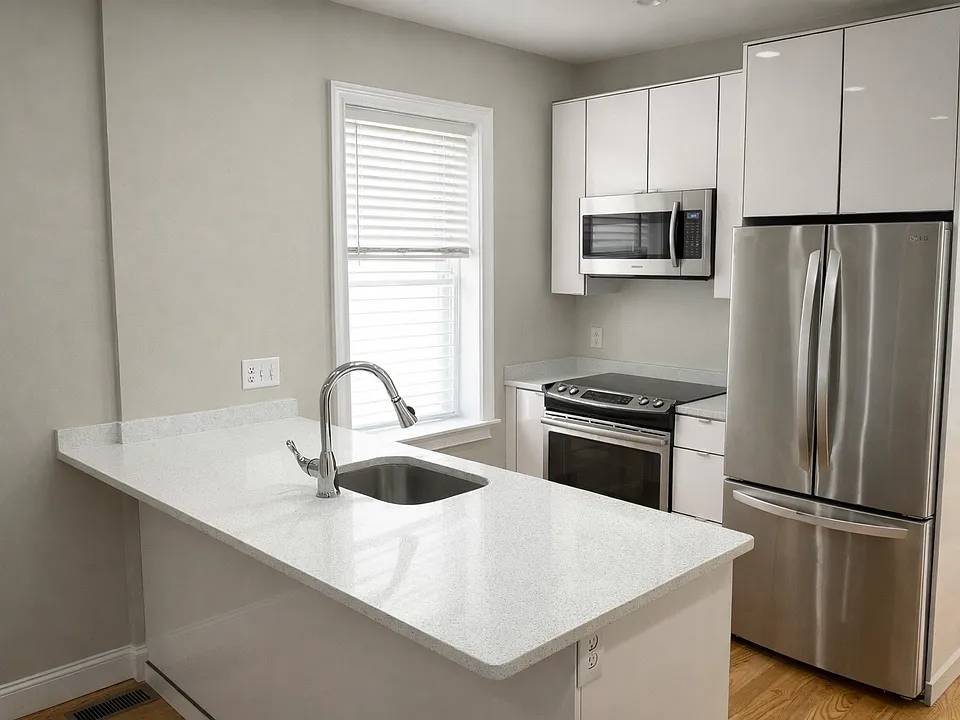 102 Chelsea St #4
