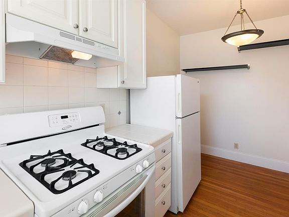 5th image of 2801 Pine St APT 5