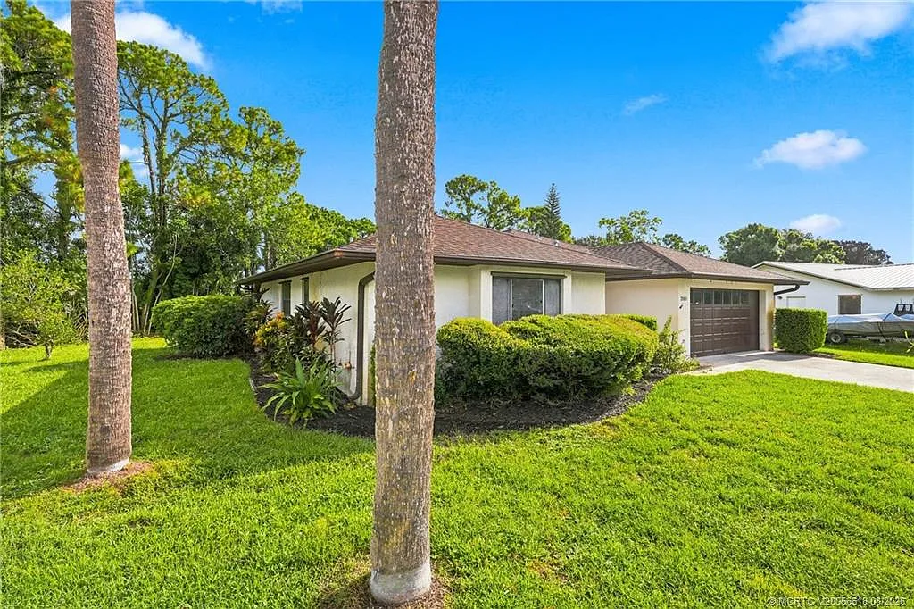 3 bed, 2.0 bath, 1874 sqft, $2,600 — Photo 3