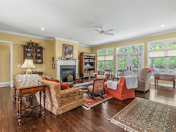 2nd image of 822 Oak Knoll Rd