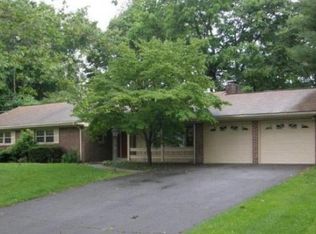 13106 Woodburn Dr, Hagerstown, MD 21742